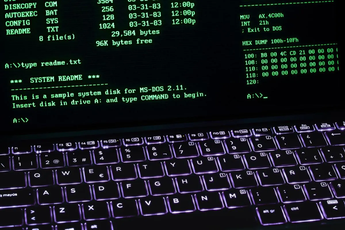 Un vecchio computer da ufficio con una schermata di programma gestionale