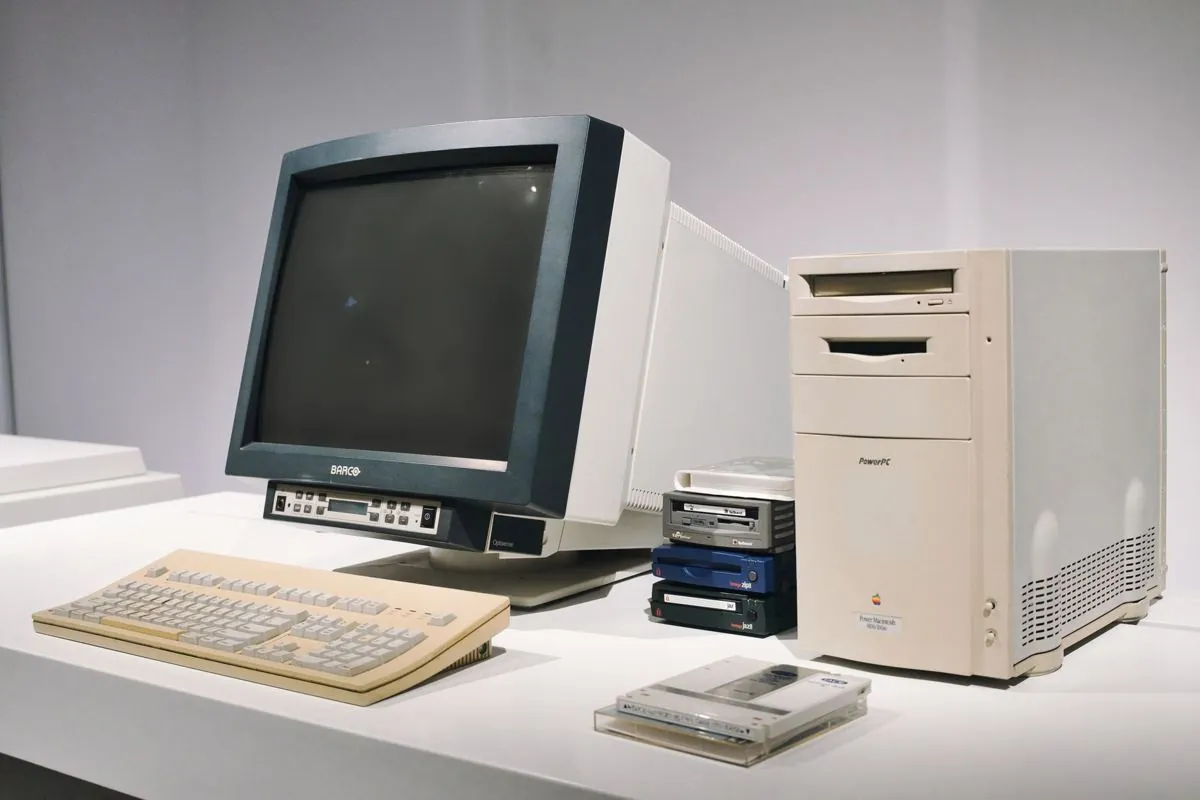 Vecchio computer da ufficio con monitor ingiallito e tastiera consumata