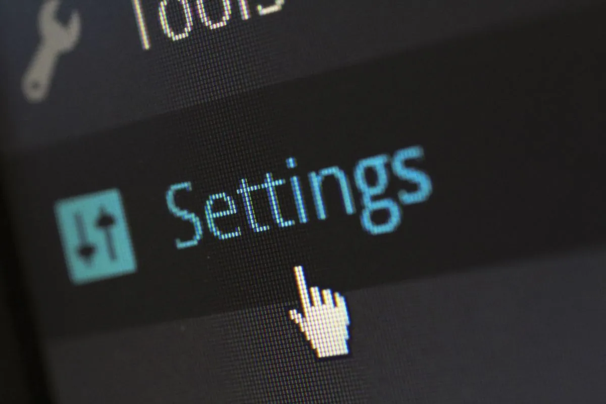 Schermo di un computer fermo su un aggiornamento in corso