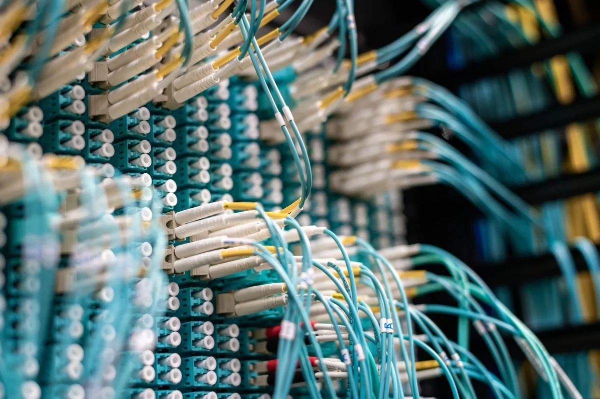 Armadio rack aperto con i cavi di rete e i server accesi dentro