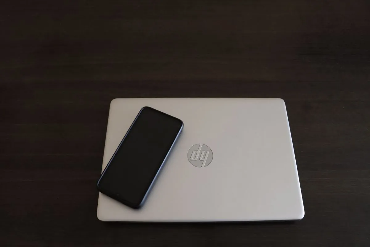 Smartphone che riprende lo schermo di un computer durante il lavoro