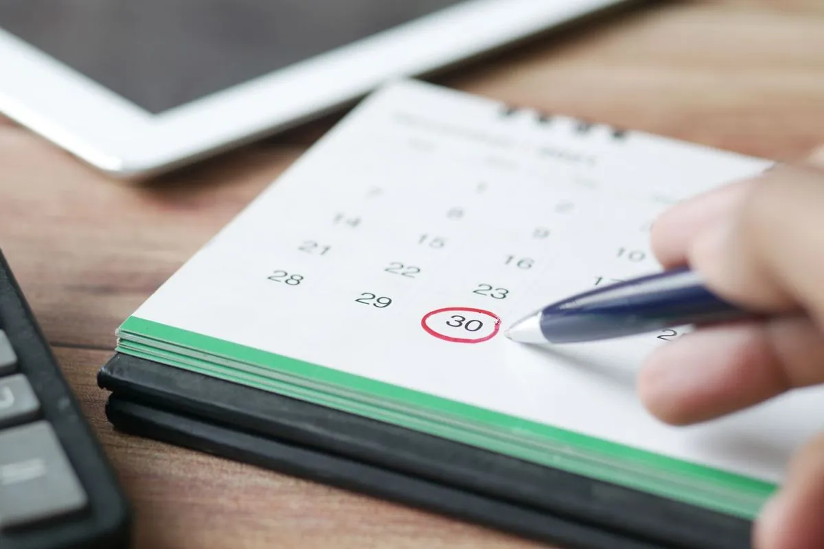 Un calendario da tavolo con una scadenza cerchiata a penna