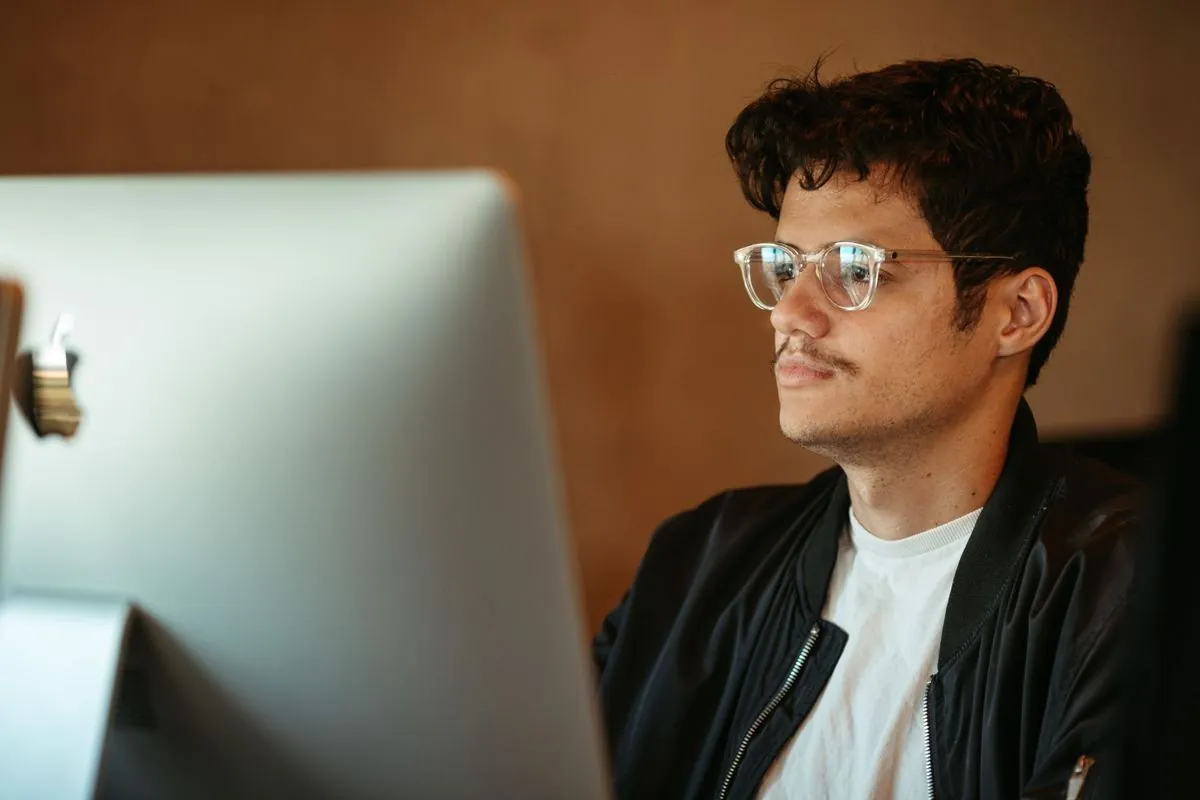 Una persona che segue da vicino quello che succede sul monitor