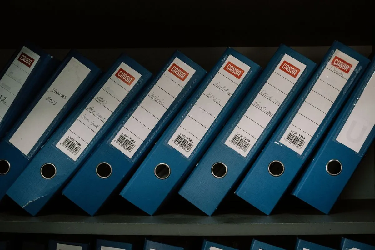 Pochi faldoni su una mensola dentro una stanza d’archivio