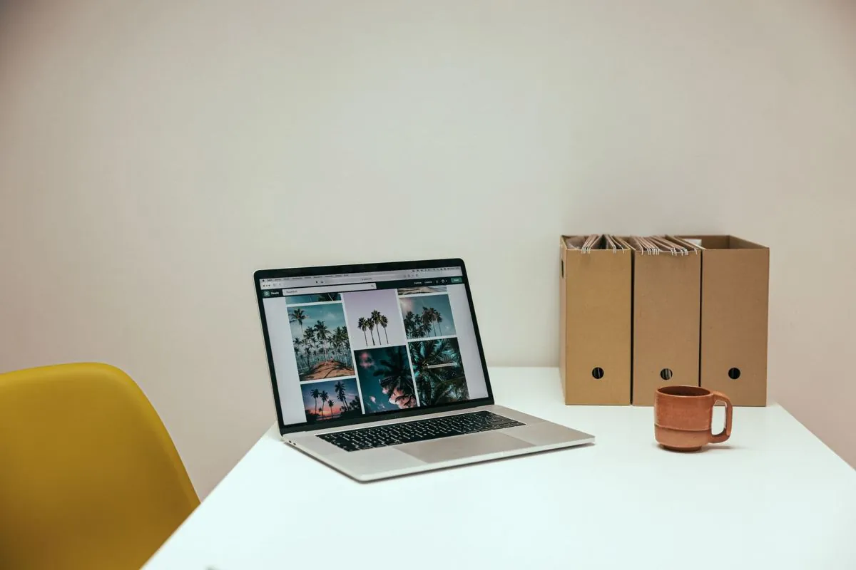 Cartelle di file aperte sullo schermo con documenti appena scaricati