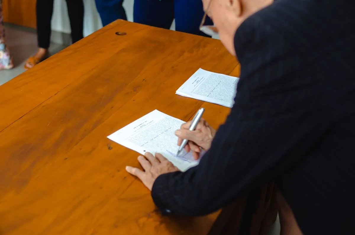 Un contratto aperto sul tavolo con una penna appoggiata sopra