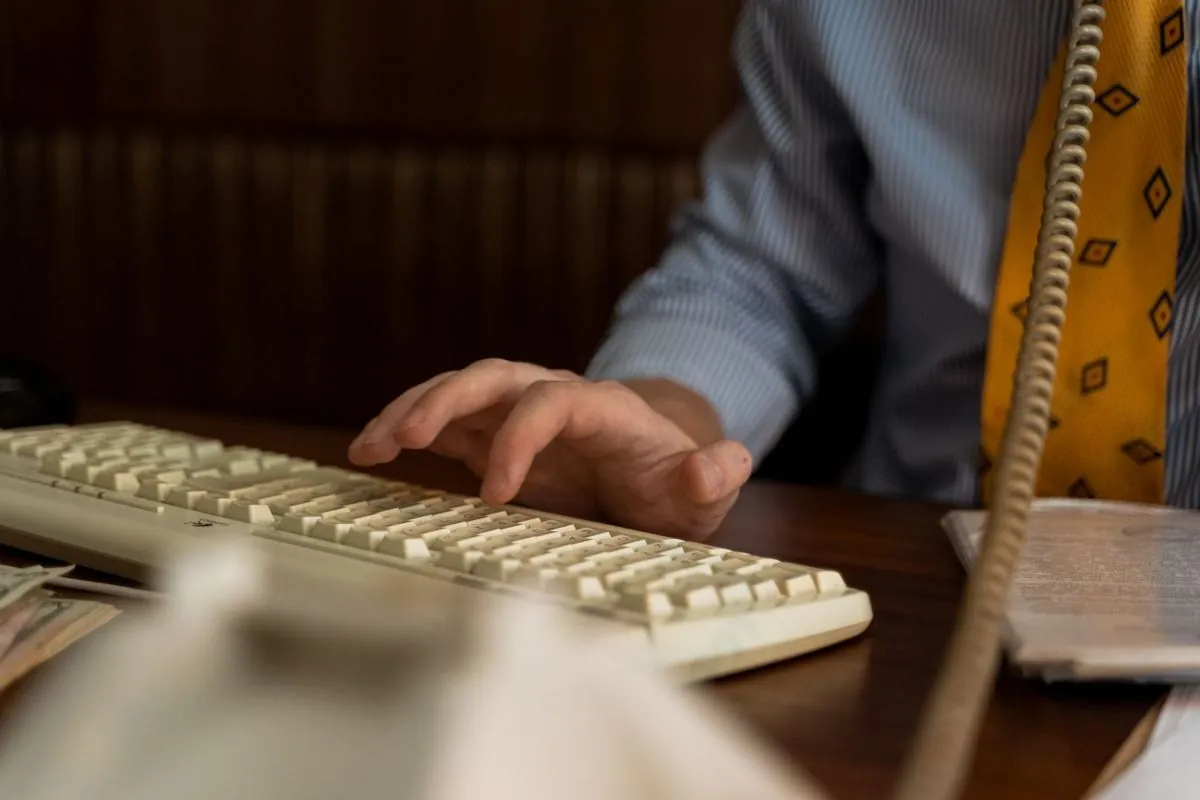 Banco di una reception d’albergo con il monitor acceso e le chiavi delle camere