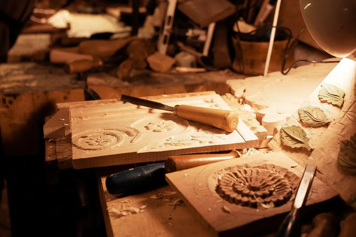Banco da falegname con pannelli di legno e attrezzi appoggiati sopra