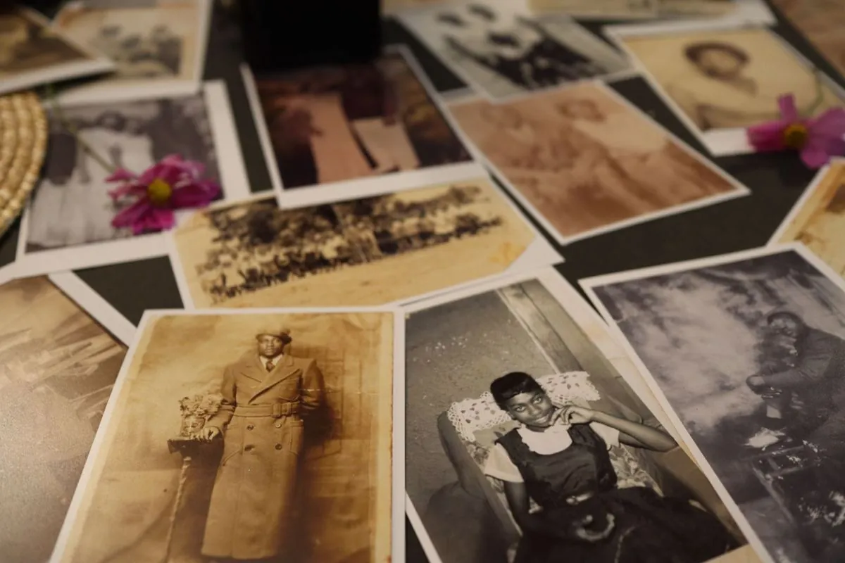 Foto stampate sparse su un tavolo, pronte da mettere in ordine